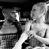 Banyak pula yang membela penampilan baru Ariana Grande. Mereka menyebut mantan bintang Disney ini terlihat berbeda karena bleaching alis dan rambut jadi pirang. Ada pula yang berpendapat bahwa dia memang selalu bertubuh ramping dan mungil. Foto: Instagram/@arianagrande