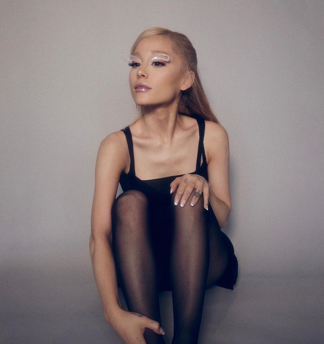 Dalam unggahan foto di Instagram, pelantun lagu ‘7 Rings’ itu tampak berpose sambil duduk mengenakan tank top dan stocking hitam. Ada yang berbeda pada penampilannya, yakni alis dan rambutnya yang kini dicat pirang. Foto: Instagram/@arianagrande