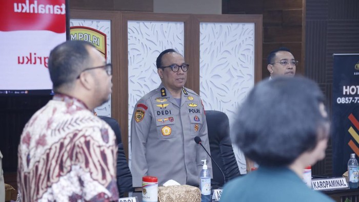 Asisten Kapolri bidang SDM, Irjen Dedi Prasetyo, meluncurkan hotline pengaduan masyarakat terkait rekrutmen anggota Polri, Selasa (11/4/2023).