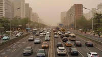 Sejumlah mobil melaju melewati badai pasir yang menerjang di kota Beijing, China. Song Yu/VCG/Getty Images