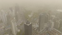 Bangunan kota yang diselimuti pasir dan debu terlihat di Kota Huaian, Provinsi Jiangsu, China. CFOTO/Getty Images