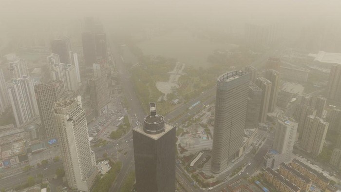 Badai Pasir Kembali Mengantan Kota-kota di China Badai pasir kembali menghantam beberapa kota yang ada di China hari ini. Begini penampakannya.
