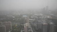 Pemandangan kota Xian yang tercemar akibat badai pasir, Provinsi Shaanxi, China, Selasa (11/4/2023). Oservatorium meteorologi Provinsi Shaanxi mengeluarkan sinyal peringatan badai pasir kuning di 0725 pada 11 April 2023. CFOTO/Getty Images