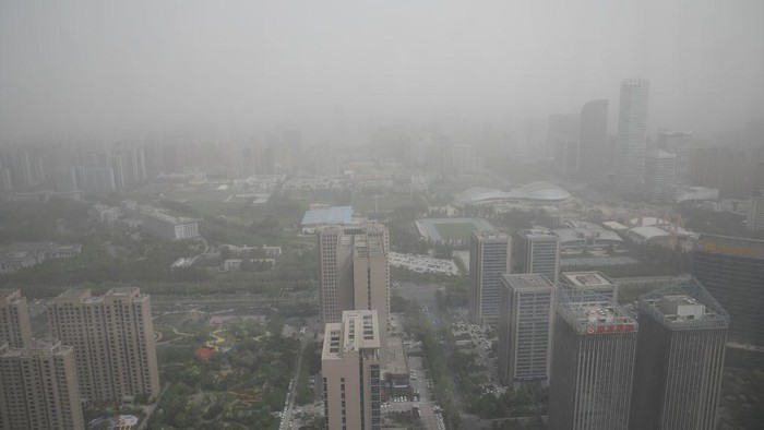Badai Pasir Kembali Mengantan Kota-kota di China Badai pasir kembali menghantam beberapa kota yang ada di China hari ini. Begini penampakannya.