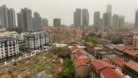 Tampak terlihat debu pasir yang menghantam Distrik pesisir timur di Kota Lianyungang, provinsi Jiangsu, China. CFOTO/Getty Images
