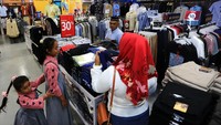 Sejumlah calon pembeli memilih pakaian baru saat berburu diskon di salah satu pusat perbelanjaan di Meulaboh, Aceh Barat, Aceh, Senin (10/4/2023).