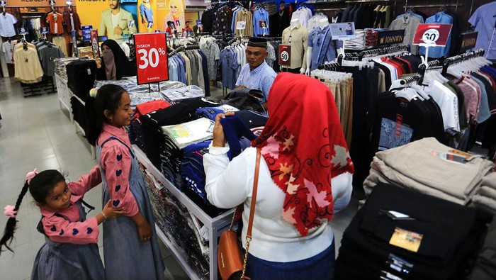 BERBURU DISKON DI PUSAT PERBELANJAAN Sejumlah calon pembeli memilih pakaian baru saat berburu diskon di salah satu pusat perbelanjaan di Meulaboh, Aceh Barat, Aceh, Senin (10/4/2023). Beberapa pusat penjualan pakaian jadi yang menawarkan potongan harga antara 20 sampai 80 persen mulai diserbu warga untuk memenuhi kebutuhan pakaian baru Lebaran. ANTARA FOTO/Syifa Yulinnas/nym.