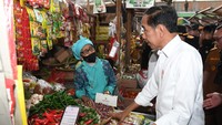 Menurut Presiden, harga sejumlah kebutuhan pokok di Pasar Kelapa cukup tinggi jika dibandingkan dengan harga di sejumlah pasar di daerah lain. Presiden menyebut perbedaan harga tersebut disebabkan oleh proses pendistribusian barang yang masih belum berjalan dengan baik.