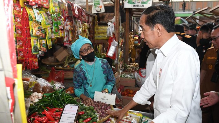 Dalam kunjungan kerja di Banten, Presiden Jokowi sempat mengunjungi Pasar Kelapa, Cilegon. Disana Jokowi mengecek harga-harga kebutuhan pokok.
