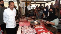 Jokowi mengatakan, Untuk bawang merah yang kemarin di Boyolali 26 ribu, di sini 35 (ribu). Kemudian bawang putih juga 40 ribu. Jadi memang tiap daerah berbeda-beda, tetapi ini menunjukkan bahwa distribusinya masih belum baik.