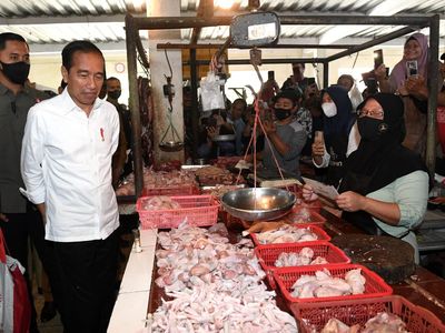 Blusukan ke Pasar di Banten, Jokowi Temukan Perbedaan Harga Bawang