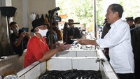 Meski harga sejumlah kebutuhan pokok cukup tinggi, Presiden memastikan bahwa ketersediaan kebutuhan pokok jelang Hari Raya Idulfitri 1444 Hijriah masih terkendali. Namun, Presiden berharap terjadi kestabilan harga kebutuhan pokok di setiap daerah di Tanah Air.