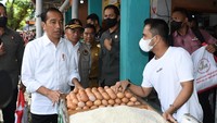 Presiden Jokowi mengunjungi Pasar Kelapa, Kota Cilegon, dalam kunjungan kerjanya ke Provinsi Banten, pada Selasa, 11 April 2023. Kedatangan Kepala Negara ke Pasar Kelapa untuk mengecek harga-harga kebutuhan pokok sekaligus menyerahkan sejumlah bantuan sosial bagi para pedagang di pasar tersebut.