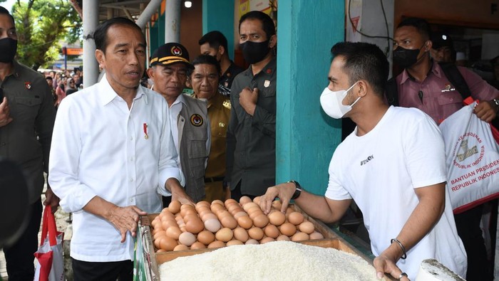 Blusukan ke Pasar di Banten, Jokowi Temukan Perbedaan Harga Bawang Dalam kunjungan kerja di Banten, Presiden Jokowi sempat mengunjungi Pasar Kelapa, Cilegon. Disana Jokowi mengecek harga-harga kebutuhan pokok.