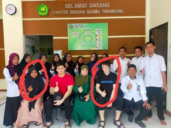 Bule asal Prancis, Abdullah datang bersama kakak dan ibunya untuk melamar Raya, remaja asal Sulbar. Kisahnya langsung viral di media sosial.