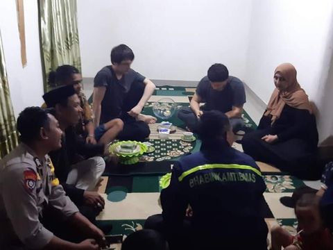 Bule asal Prancis, Abdullah datang bersama kakak dan ibunya untuk melamar Raya, remaja asal Sulbar. Kisahnya langsung viral di media sosial.