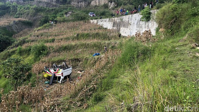 Bus masuk jurang di Samosir, dua orang dilaporkan meninggal dunia.