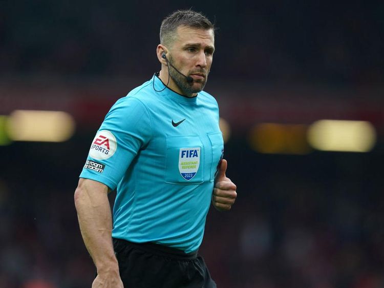 Foto: Constantine Hatzidakis, Wasit Kekar yang Sikut Andy Robertson
