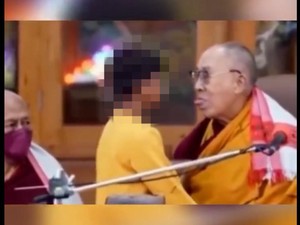 Aksi Dalai Lama Minta Dicium Bocah Laki-laki Dikaitkan dengan Pedofil