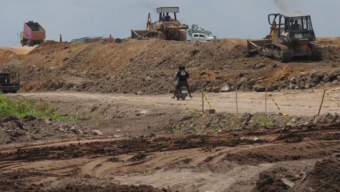 Demi Mudik, Tol Dibuka Dadakan Pekerja meratakan tanah dengan alat berat saat pembangunan Jalan Tol Solo-Yogyakarta di Sawit, Boyolali, Jawa Tengah, Selasa (11/4/2023). Kementerian Pekerjaan Umum dan Perumahan Rakyat akan memfungsikan sementara enam ruas tol baru di Jawa dan empat ruas tol di Sumatera untuk mendukung kelancaran dan kenyamanan arus lalu lintas mudik Lebaran 2023. ANTARA FOTO/Aloysius Jarot Nugroho/nym.