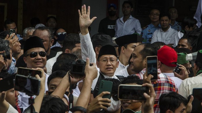 Mantan Ketua Umum Partai Demokrat Anas Urbaningrum (tengah) menyapa pendukungnya saat keluar dari Lapas Kelas I Sukamiskin, Bandung, Jawa Barat, Selasa (11/4/2023). Terpidana kasus korupsi proyek Hambalang tersebut bebas dari Lembaga Pemasyarakatan (Lapas) Kelas IA Sukamiskin dengan status Cuti Menjelang Bebas (CMB) setelah menjalani hukuman 8 tahun penjara. ANTARA FOTO/Novrian Arbi/rwa.