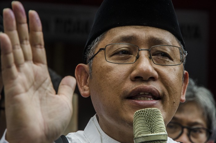 Mantan Ketua Umum Partai Demokrat Anas Urbaningrum (tengah) menyapa pendukungnya saat keluar dari Lapas Kelas I Sukamiskin, Bandung, Jawa Barat, Selasa (11/4/2023). Terpidana kasus korupsi proyek Hambalang tersebut bebas dari Lembaga Pemasyarakatan (Lapas) Kelas IA Sukamiskin dengan status Cuti Menjelang Bebas (CMB) setelah menjalani hukuman 8 tahun penjara. ANTARA FOTO/Novrian Arbi/rwa.