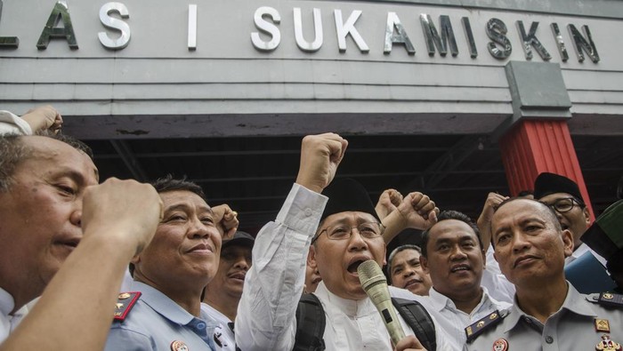 Mantan Ketua Umum Partai Demokrat Anas Urbaningrum (tengah) menyapa pendukungnya saat keluar dari Lapas Kelas I Sukamiskin, Bandung, Jawa Barat, Selasa (11/4/2023). Terpidana kasus korupsi proyek Hambalang tersebut bebas dari Lembaga Pemasyarakatan (Lapas) Kelas IA Sukamiskin dengan status Cuti Menjelang Bebas (CMB) setelah menjalani hukuman 8 tahun penjara. ANTARA FOTO/Novrian Arbi/rwa.