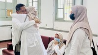 Mantan Ketua Umum Partai Demokrat Anas Urbaningrum (kiri) memeluk istrinya Athiyyah Laila sebelum keluar dari Lapas Sukamiskin, Bandung, Selasa (11/4/2023). ANTARA FOTO/Ridhwan Siregar
