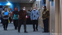 Dewan Pengawas KPK akan memeriksa pimpinan KPK terkait polemik pencopotan Dirlidik KPK Brigjen Pol Endar Priantoro serta mempelajari laporan mantan pimpinan KPK terkait dugaan pelanggaran etik bocornya dokumen rahasia dengan terlapor Ketua KPK Firli Bahuri.