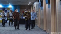 Ketua KPK Firli Bahuri (kanan) berbincang dengan Ketua Dewan Pengawas KPK Tumpak Hatorangan Panggabean (kiri) di Gedung ACLC KPK, Jakarta, Selasa (11/4/2023).
