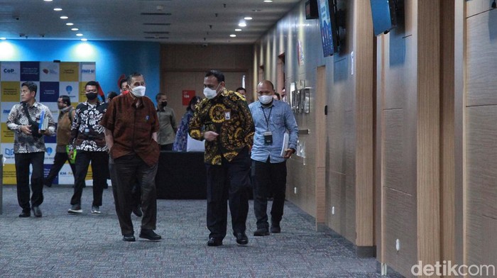 Dewas akan memeriksa Ketua KPK Firli Bahuri dan empat pimpinan KPK lainnya terkait pencopotan Brigjen Endar Priantoro. Pemeriksaan akan dilakukan Rabu besok.
