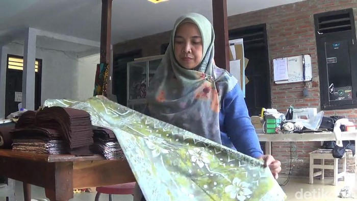 Difabel di Blitar membuat sajadah dengan batik ciprat