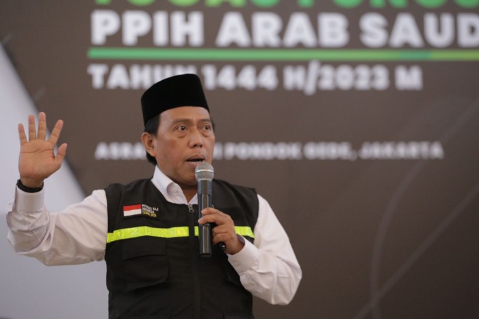 Direktur Bina Haji Kementerian Agama RI Arsyad Hidayat saat memimpin apel pagi Bimbingan Teknis PPIH Arab Saudi 2023 di Asrama Haji, Pondok Gede, Jakarta, Selasa (11/4/2023).