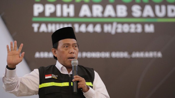 Direktur Bina Haji Kementerian Agama RI Arsyad Hidayat saat memimpin apel pagi Bimbingan Teknis PPIH Arab Saudi 2023 di Asrama Haji, Pondok Gede, Jakarta, Selasa (11/4/2023).
