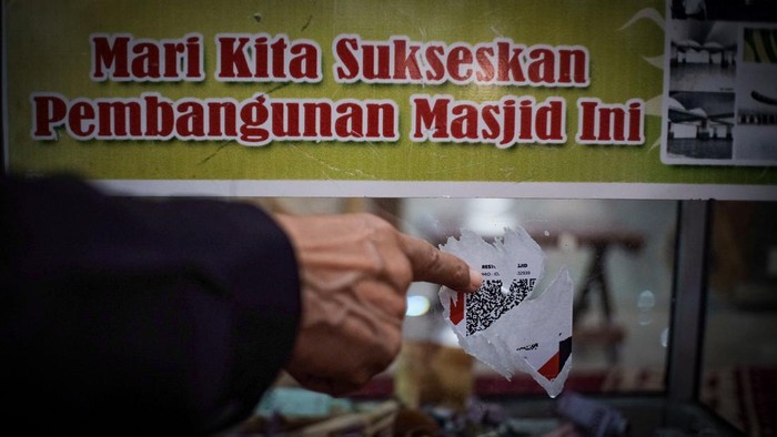 Pihak Masjid Nurul Iman Blok M Square kembali menemukan stiker QRIS palsu di lokasi. Stiker tersebut langsung dirobek petugas.