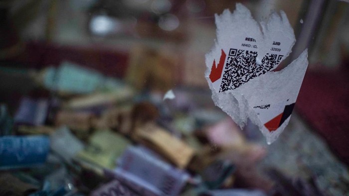 Pihak Masjid Nurul Iman Blok M Square kembali menemukan stiker QRIS palsu di lokasi. Stiker tersebut langsung dirobek petugas.