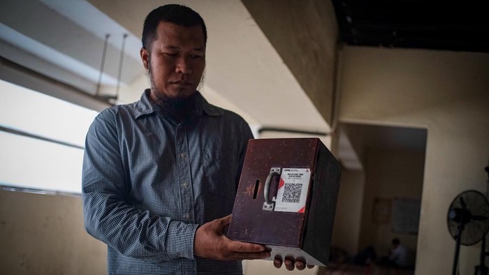 DKM Masjid Blok M Square Temukan Lagi QRIS 'Palsu' Pihak Masjid Nurul Iman Blok M Square kembali menemukan stiker QRIS 'palsu' di lokasi. Stiker tersebut langsung dirobek petugas.