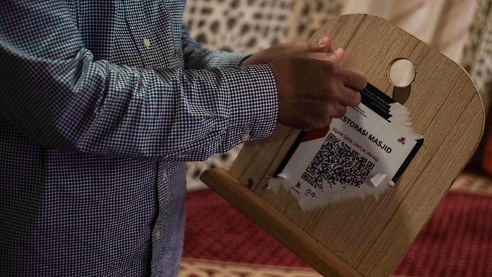 Pihak Masjid Nurul Iman Blok M Square kembali menemukan stiker QRIS palsu di lokasi. Stiker tersebut langsung dirobek petugas.