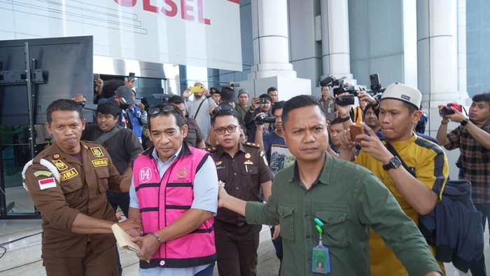 Eks Direktur Keuangan PDAM Makassar Irawan Abadi saat ditahan penyidik Kejati Sulsel.