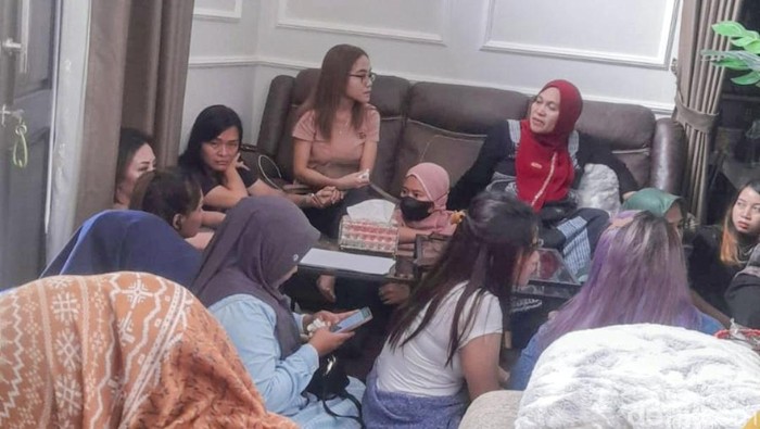 Emak-emak ngaku korban penipuan arisan online di Bondowoso.