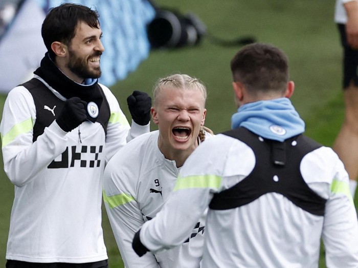 Soccer Football - Champions League - Manchester City Training - Etihad Campus, Manchester, Britain - April 10, 2023 Manchester City's Erling Haaland with Bernardo Silva during training Action Images via Reuters/Jason Cairnduff