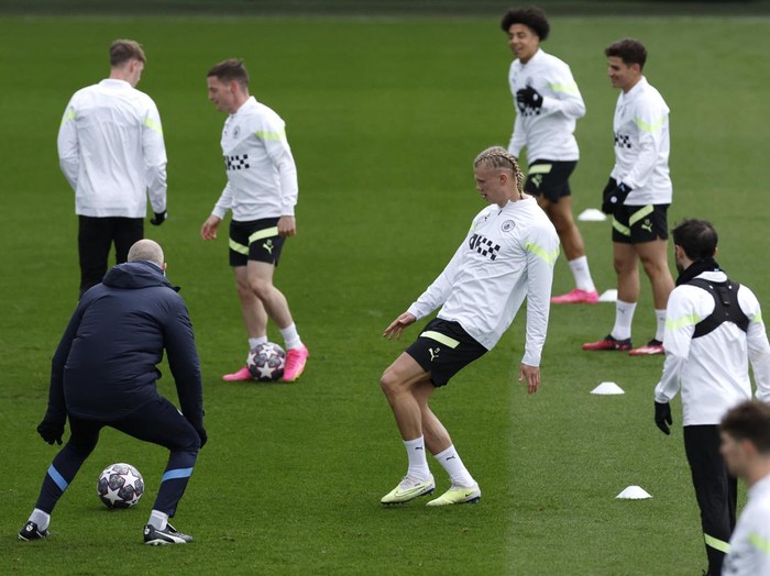 Soccer Football - Champions League - Manchester City Training - Etihad Campus, Manchester, Britain - April 10, 2023 Manchester City's Erling Haaland with Bernardo Silva during training Action Images via Reuters/Jason Cairnduff
