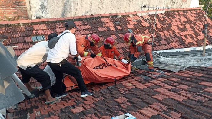 evakuasi pria tewas di atas genteng