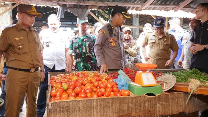 Forkopimda Asahan menyidak pasar jelang Ramadan. (Foto: Istimewa).