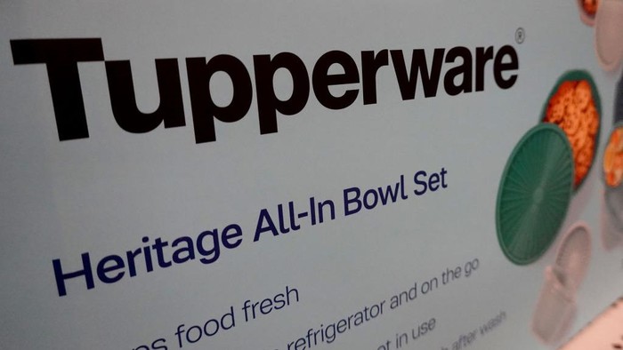 Saham Tupperware anjlok hingga 50% pada Senin (10/4). Penurunan ini terjadi karena adanya proyeksi kinerja perusahaan yang suram di masa depan.
