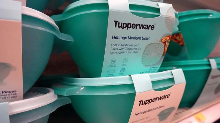 Saham Tupperware anjlok hingga 50% pada Senin (10/4). Penurunan ini terjadi karena adanya proyeksi kinerja perusahaan yang suram di masa depan.