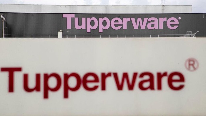 Saham Tupperware anjlok hingga 50% pada Senin (10/4). Penurunan ini terjadi karena adanya proyeksi kinerja perusahaan yang suram di masa depan.