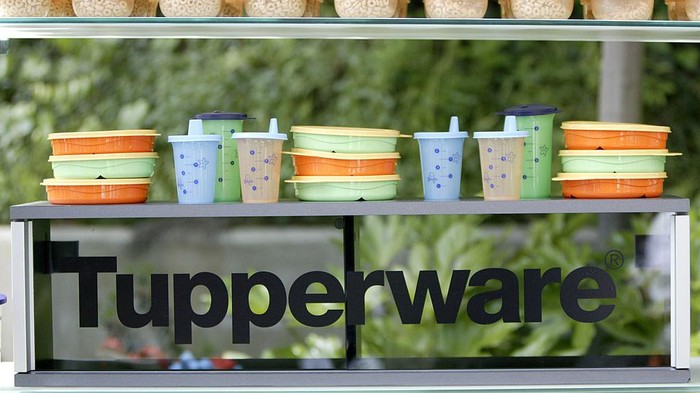 Saham Tupperware anjlok hingga 50% pada Senin (10/4). Penurunan ini terjadi karena adanya proyeksi kinerja perusahaan yang suram di masa depan.