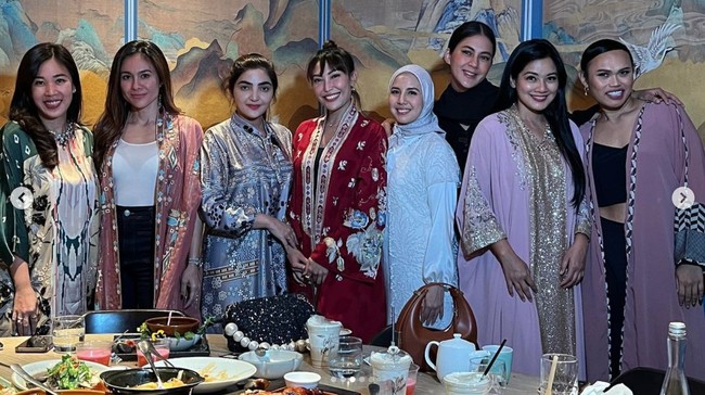 Foto-foto keseruan dan kebersamaan geng cendol itu kemudian dibagikan ke akun Instagram masing-masing anggotanya. Dari foto-foto yang dibagikan terlihat para anggotanya kompak mengenakan kaftan dan baju muslim. Foto: Instagram/@ashanty_ash