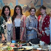 Foto-foto keseruan dan kebersamaan geng cendol itu kemudian dibagikan ke akun Instagram masing-masing anggotanya. Dari foto-foto yang dibagikan terlihat para anggotanya kompak mengenakan kaftan dan baju muslim. Foto: Instagram/@ashanty_ash